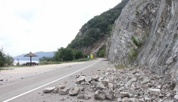 PUTEVI: Saobraćaj bez zastoja, mogući odroni u usjecima