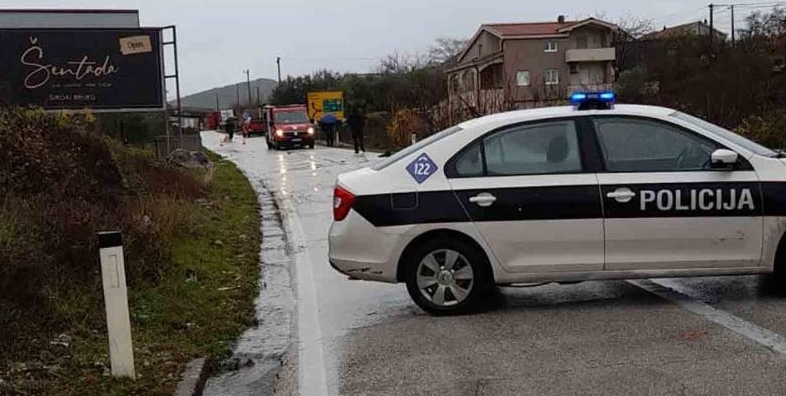 SUDAR DVA VOZILA Obustavljen saobraćaj na putu Tuzla - Doboj kod skretanja za Gračanicu