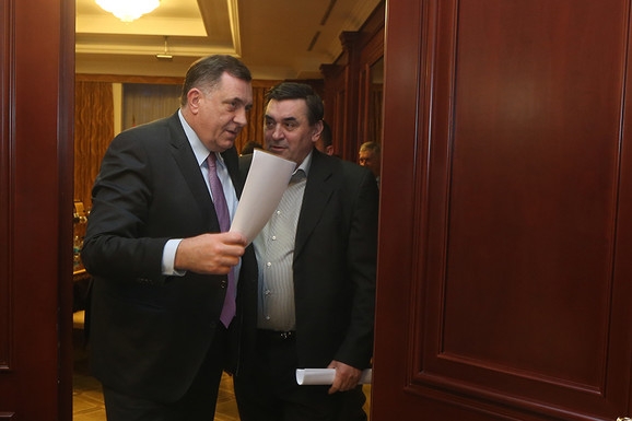 GUŠENJE PROTIVNIKA: Po Vučićevom receptu Dodik privatizuje političku scenu Republike Srpske