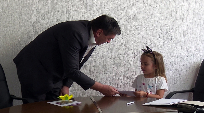 DOBOJ: Anina kreativnost i u gradonačelnikovom kabinetu
