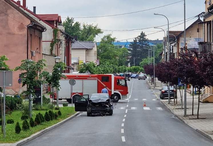 SMRSKANO PUTNIČKO MOTORNO VOZILO: Nezgoda kod zgrade Privredne komore (FOTO)