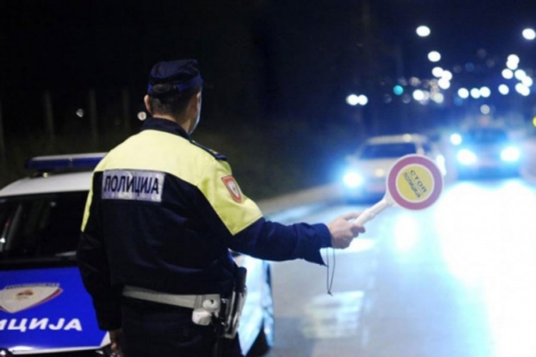 DOBOJ: U ponoć sjedili i družili se u autu