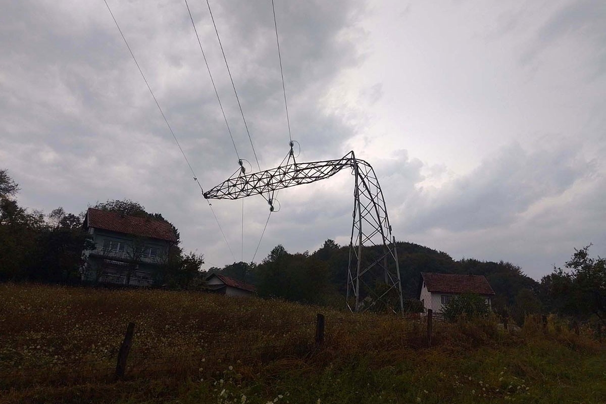 OLUJA: Oboren dalekovod, bez struje Petrovo i dio Doboja (FOTO)