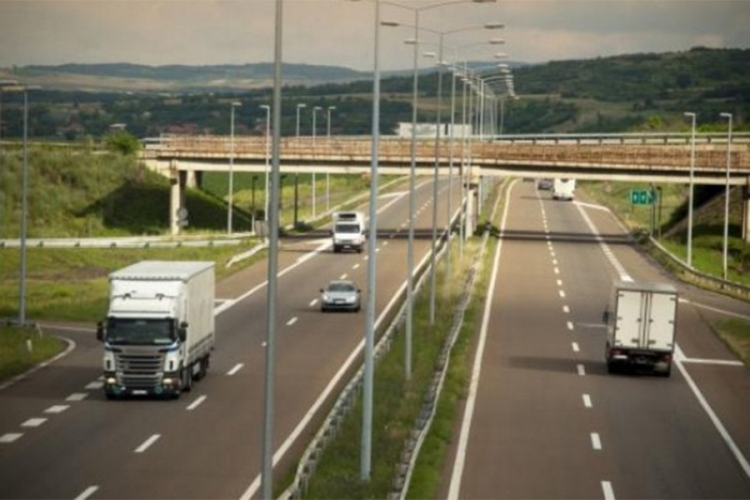 PUTEVI: Povoljni uslovi za vožnju, kolovozi mjestimično mokri