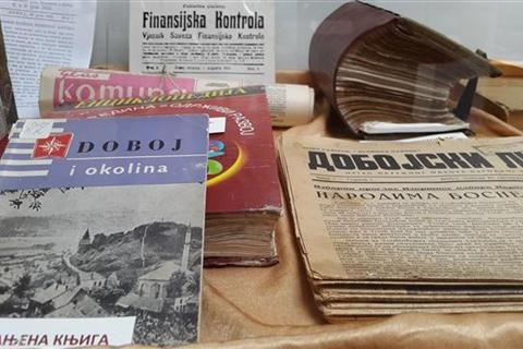 DOBOJ: Izložba povodom 70 godina biblioteke (FOTO)