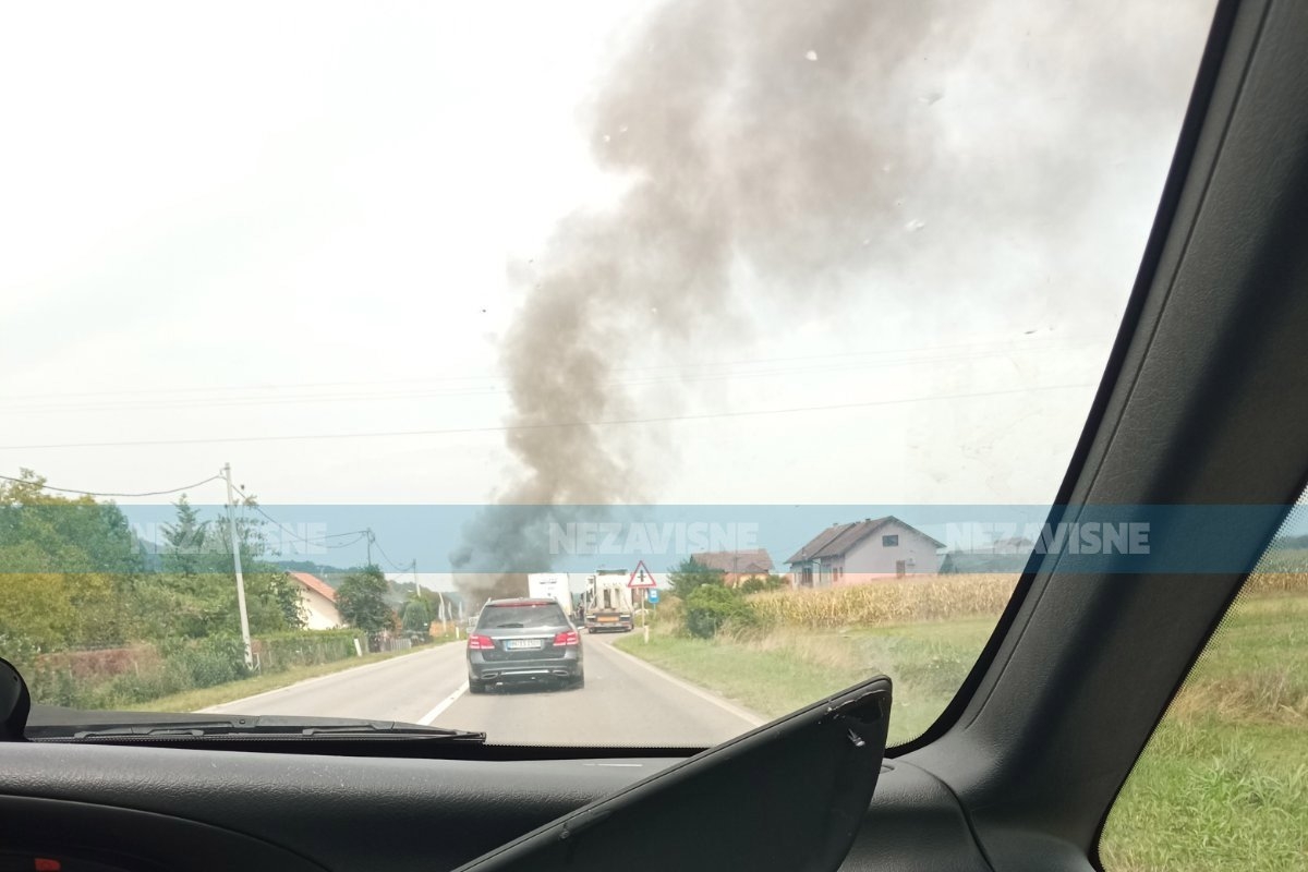 DOBOJ: Zapalio se autobus na cesti kod Čivčija Bukovičkih, obustavljen saobraćaj