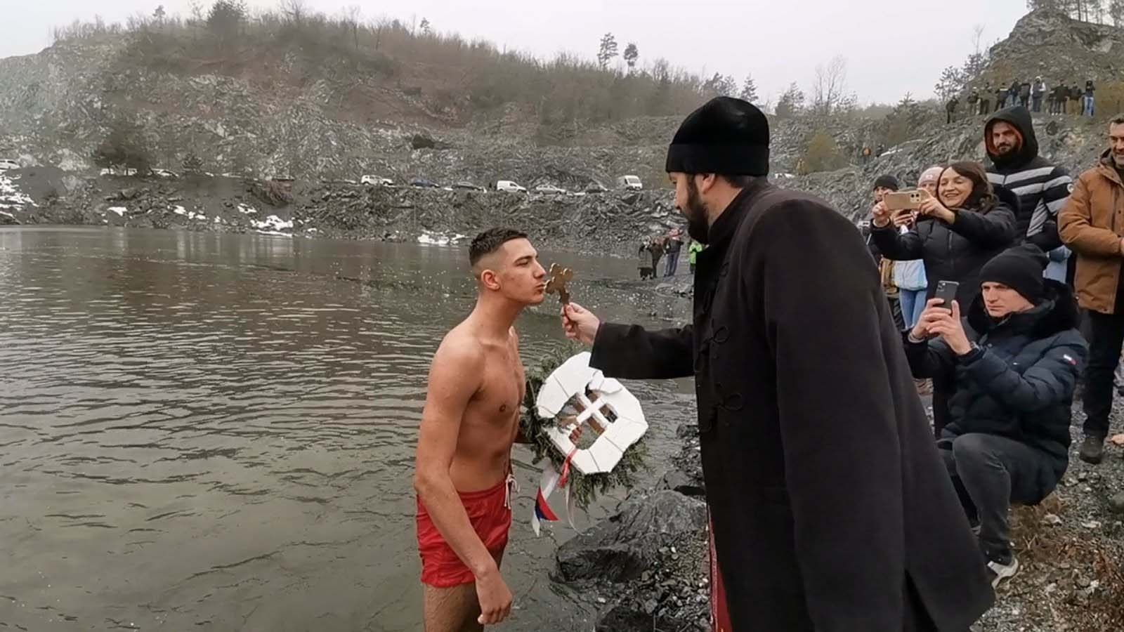 PETROVO: Danilo Simić prvi doplivao do Časnog krsta