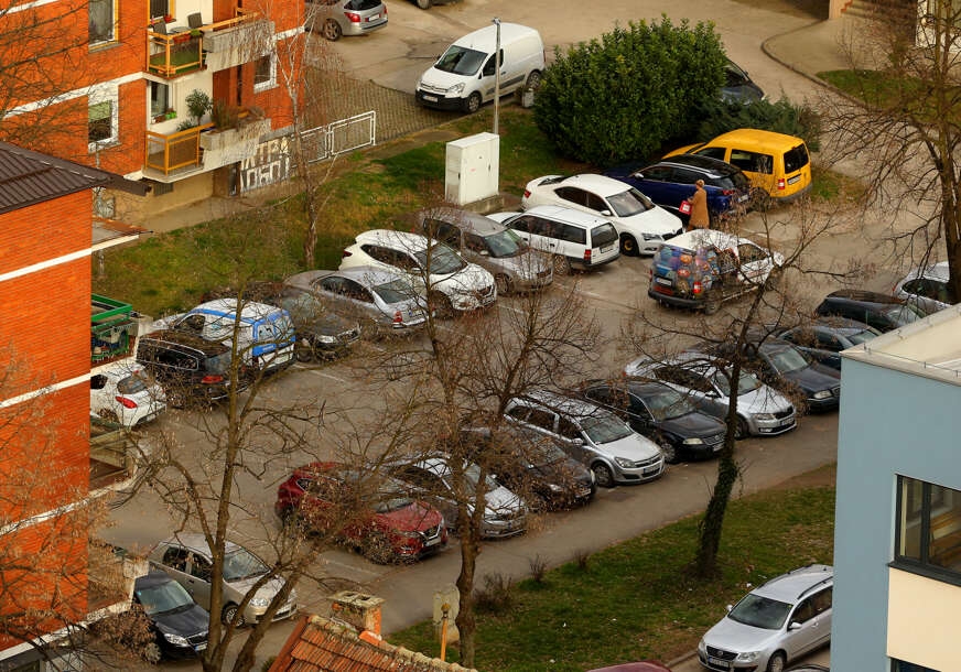 SKUPO PARKIRANJE Grad Doboj daje gotovo 500.000 KM godišnje za KONTROLU PARKINGA