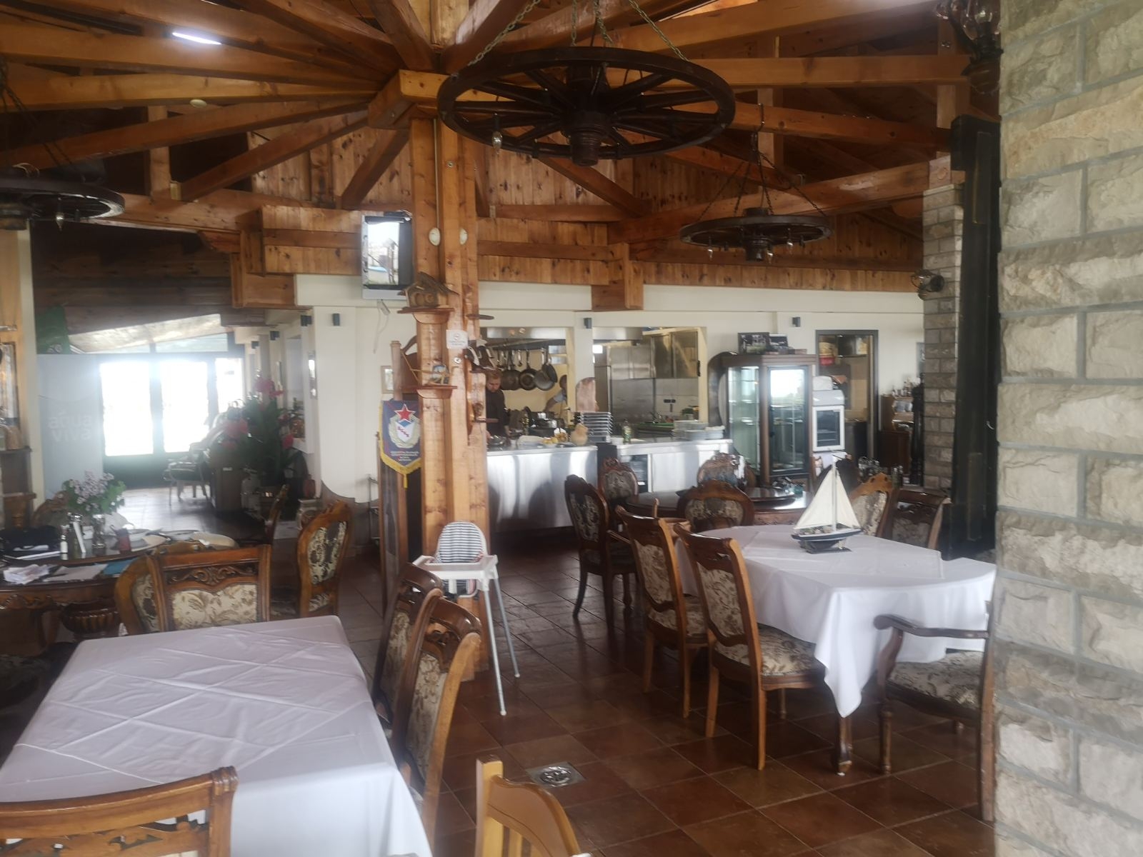 OGLAS ZA POSAO: Potrebni radnici u restoranu u Budvi