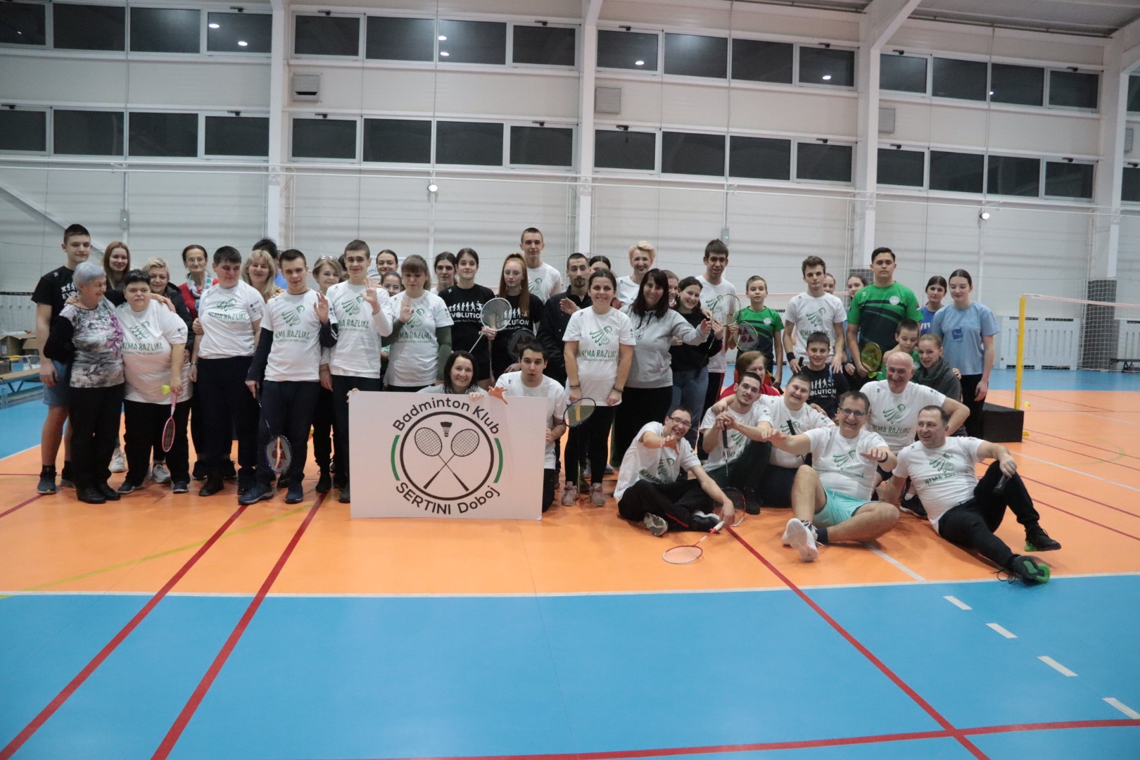DOBOJ: Badminton bez granica briše razlike (FOTO)
