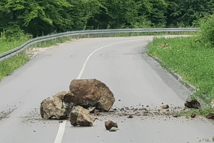 PUTEVI: Kolovozi većinom suvi, oprez zbog mogućih odrona