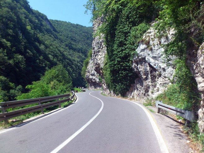 PUTEVI: Kolovozi uglavnom suvi, oprezno na dionicama kroz usjeke