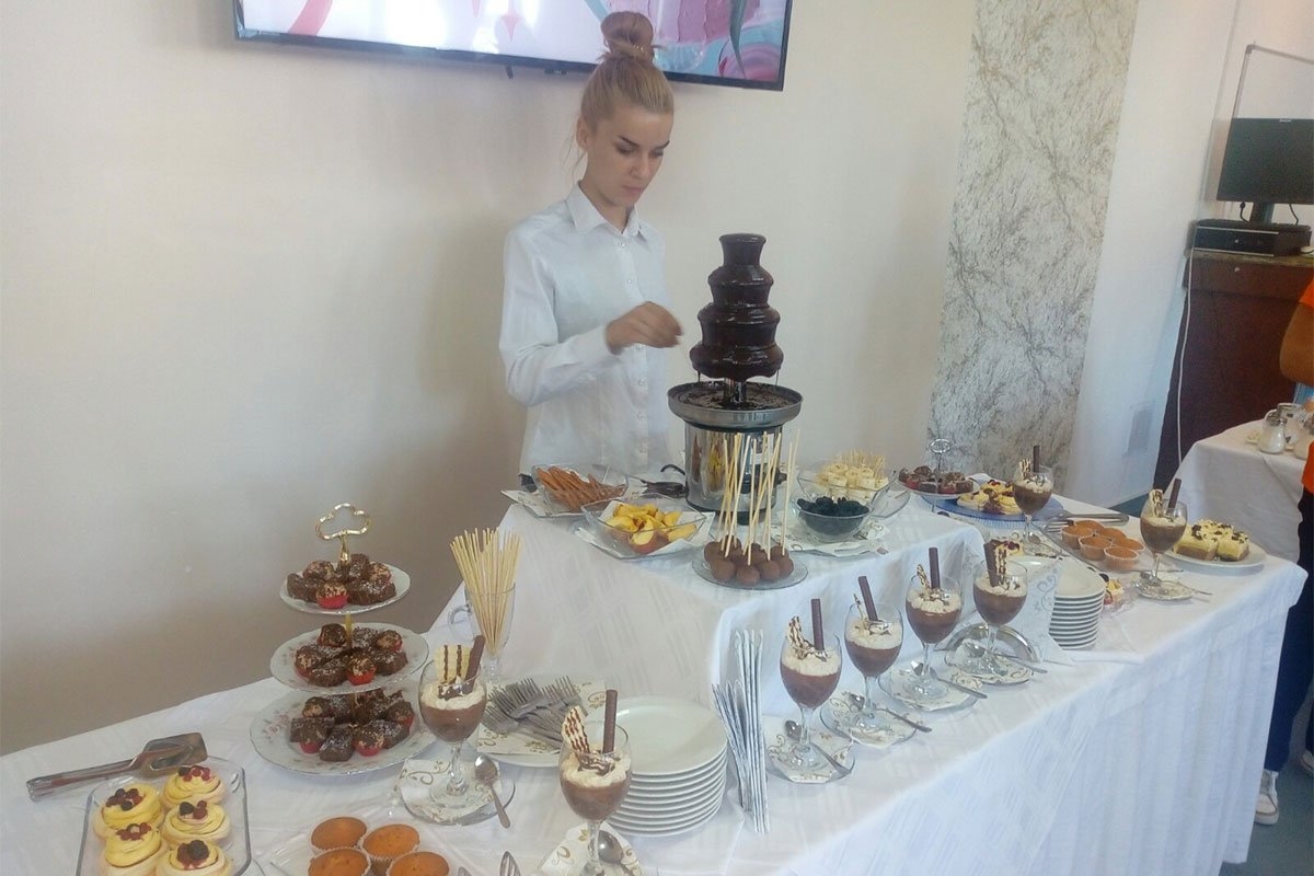 DOBOJ: Đaci dobili čokoladnu fontanu