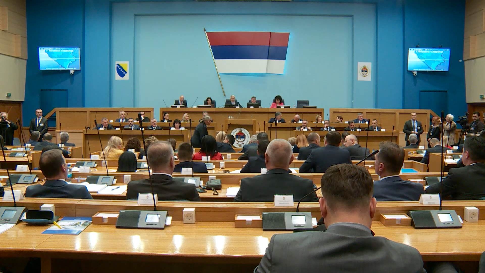 Narodna skupština odobrila povećanje plata u javnom sektoru za 100 maraka