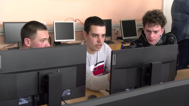 DOBOJ: Učenici Saobraćajne i elektro škole kreirali aplikaciju za pomoć zavisnicima (VIDEO)