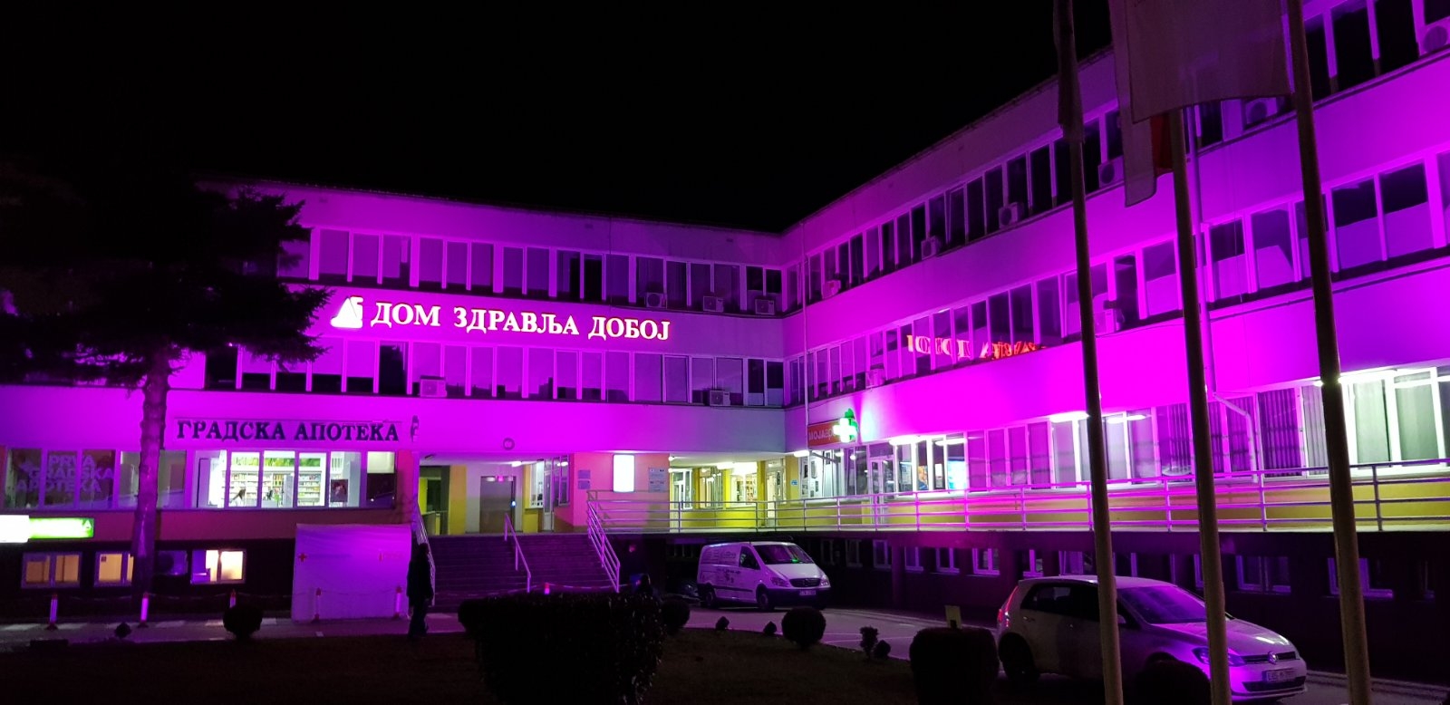 “SVAKI DAN DA BUDE POSVEĆEN ŽENAMA” Dom zdravlja u Doboju osvijetljen roze bojom, u znak borbe protiv RAKA DOJKE
