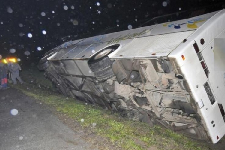 DOBOJ: Nema povrijeđenih nakon što je autobus sletio sa puta