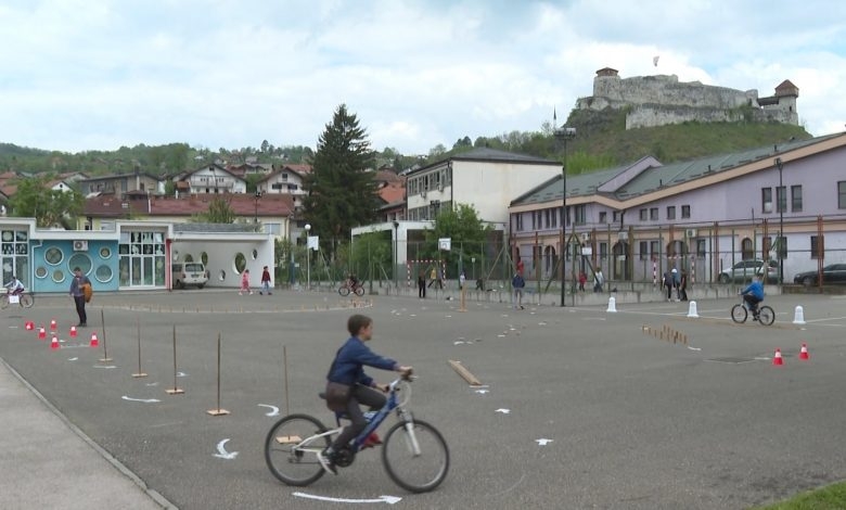 DOBOJ: OŠ „Vuk Stefanović Karadžić“ bila domaćin regionalnog takmičenja „Djeca u saobraćaju“ (VIDEO)