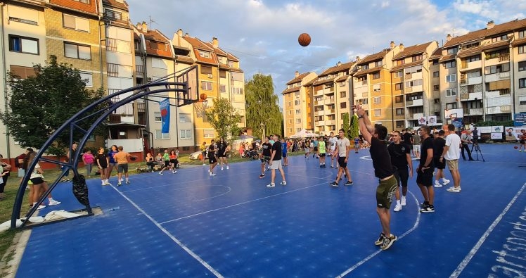 DOBOJ: "Trojka iz bloka" prikupila više od 1.000 KM za stambeno zbrinjavanje višečlane porodice Radivojević