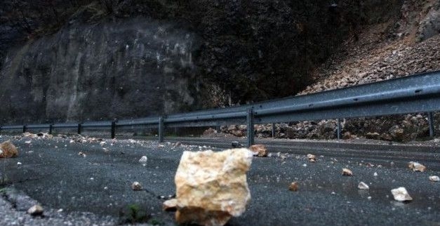 PUTEVI: Vozači oprez - klizav kolovoz, magla i odroni