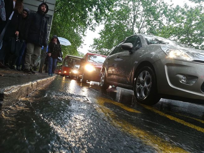 PUTEVI: Kolovoz klizav zbog kiše, vozači da prilagode vožnju