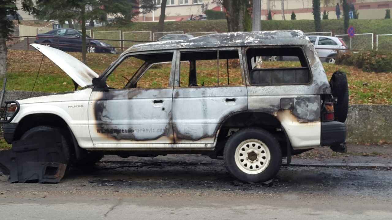 DOBOJ: Zapaljen džip vlasnika pogrebnog preduzeća
