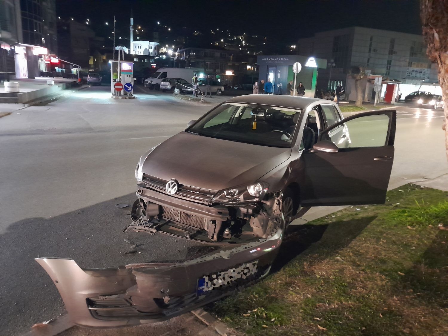 NOVA SAOBRAĆAJNA NESREĆA KOD DOMA ZDRAVLJA: Doboj kao da je uklet grad. (FOTO) (VIDEO)