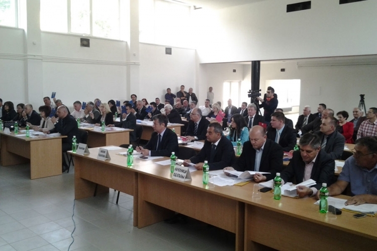 DOBOJ: Gradonačelnik i odbornici položili zakletvu