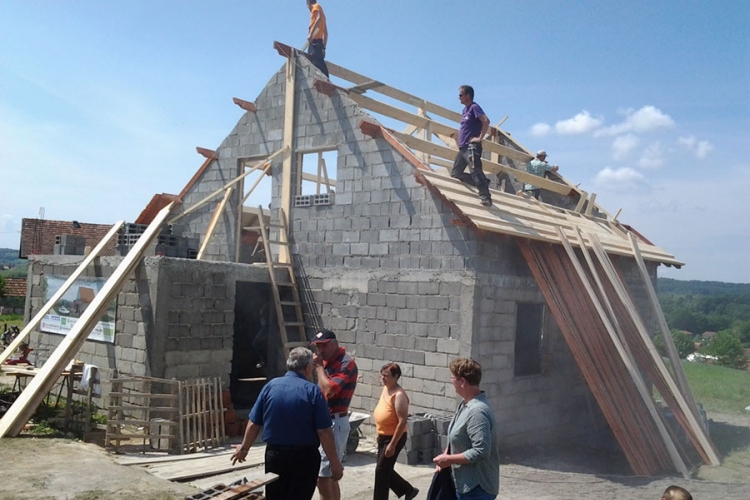 DOBOJ: Holanđani velikog srca grade dom osmočlanoj porodici