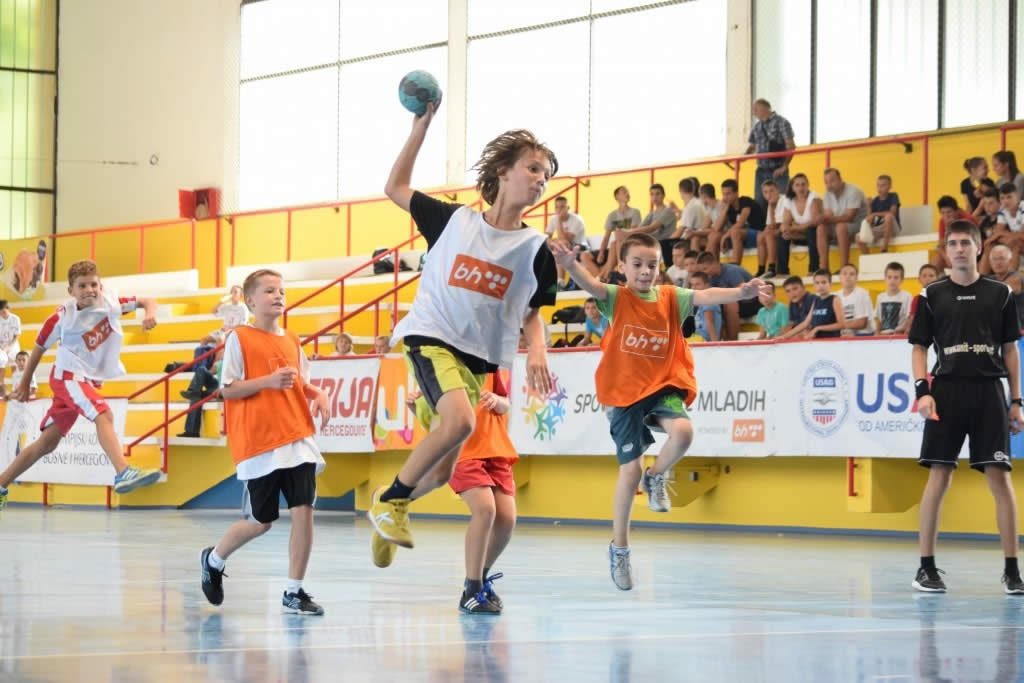 DOBOJ UGOSTIO SPORTSKE IGRE MLADIH: Djevojčice i dječaci pokazali sportski duh (FOTO)