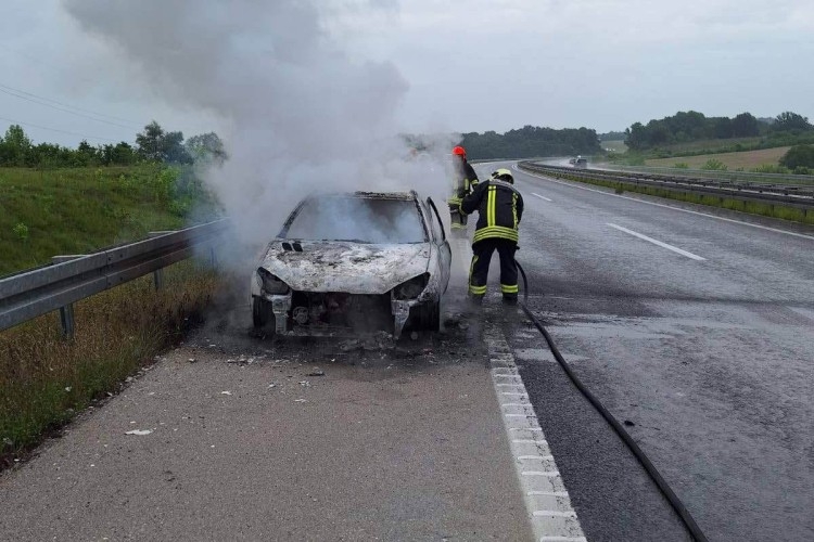 POŽAR NA AUTOPUTU "9. JANUAR": Pežo u potpunosti izgorio, povrijeđenih nema