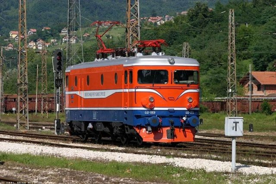 DOBOJ: Teretni voz naletio na automobil na prelazu kod Modriče
