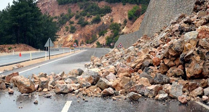 PUTEVI: Oprez - kolovozi klizavi, mogući odroni