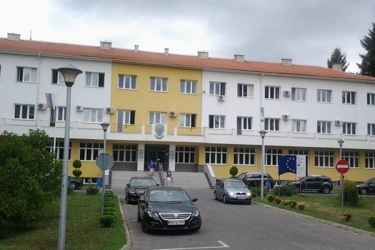 DOBOJ: Mladi bježe iz grada, vlast puno ne brine