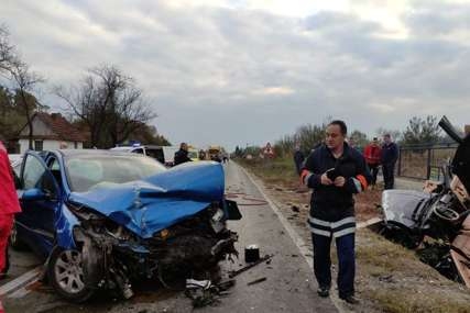TEŽAK UDES KOD DOBOJA Vatrogasci sjekli auto da dođu do povrijeđenih ( FOTO)