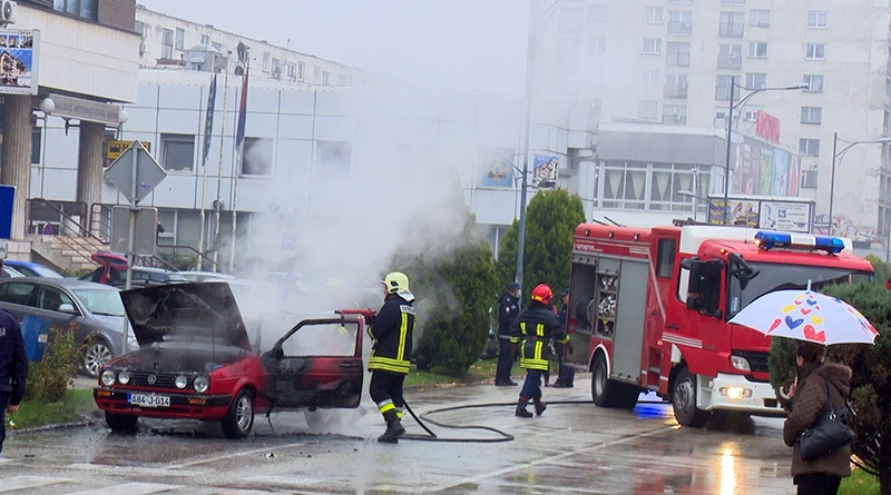OKOM KAMERE: "Golf" u plamenu, požar izbio na automobilu tokom vožnje glavnom ulicom