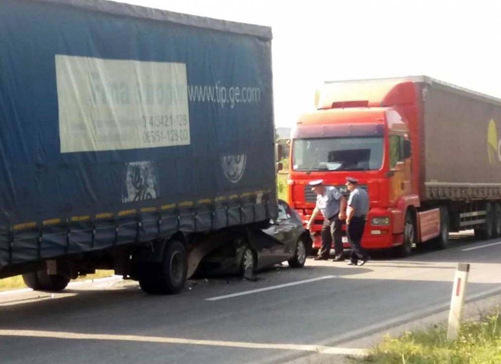 GRAČANICA: Automobil "u sendviču" između dva kamiona