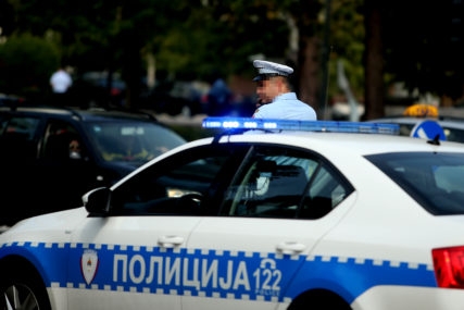 DETALJI ZLOČINA U DOBOJU: Muškarac ubijen u hodniku zgrade, uhapšene komšije