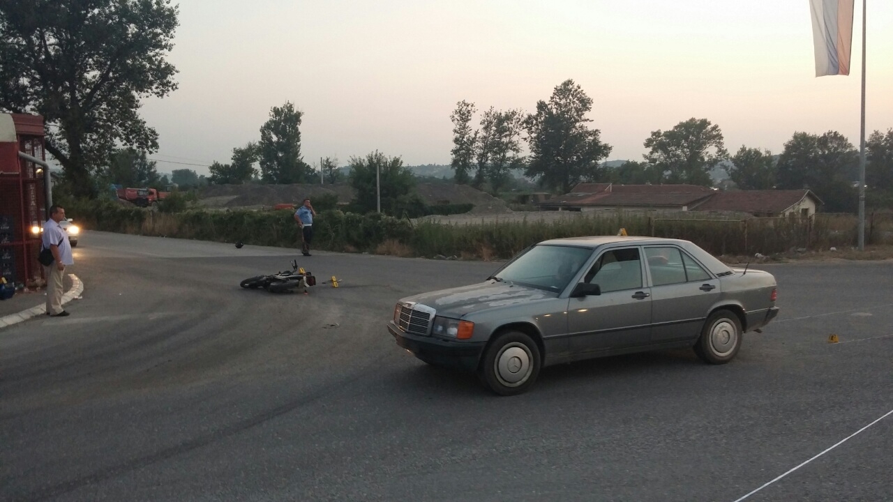 DOBOJ: Sudar motocikla i "mercedesa" (FOTO)