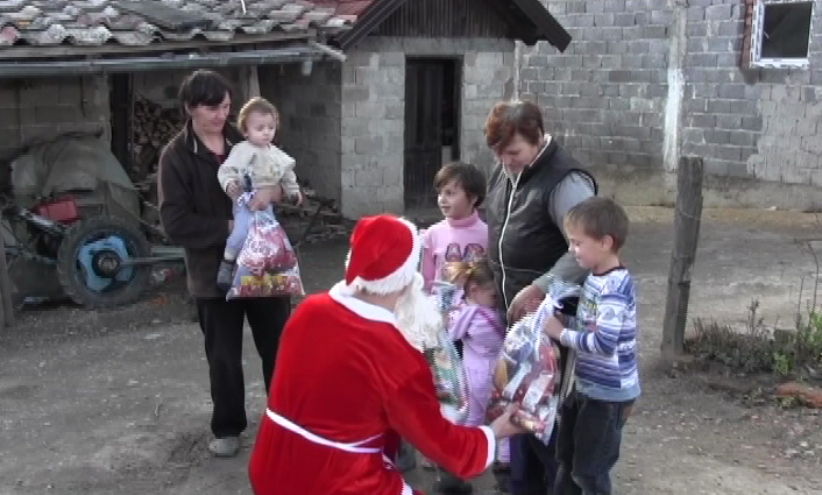 DOBOJ: Veselim dvorištem trči trinaestero djece, gimnazijalci im donijeli poklone (VIDEO)