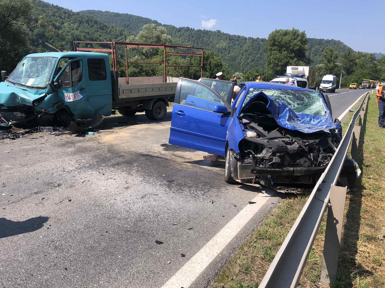 DOBOJ: Najmanje jedno lice povrijeđeno u sudaru putničkog i teretnog vozila