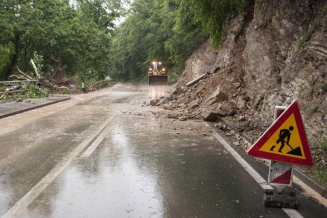 PUTEVI: Kolovozi mokri i klizavi, povećana opasnost od odrona, magla pored rijeka