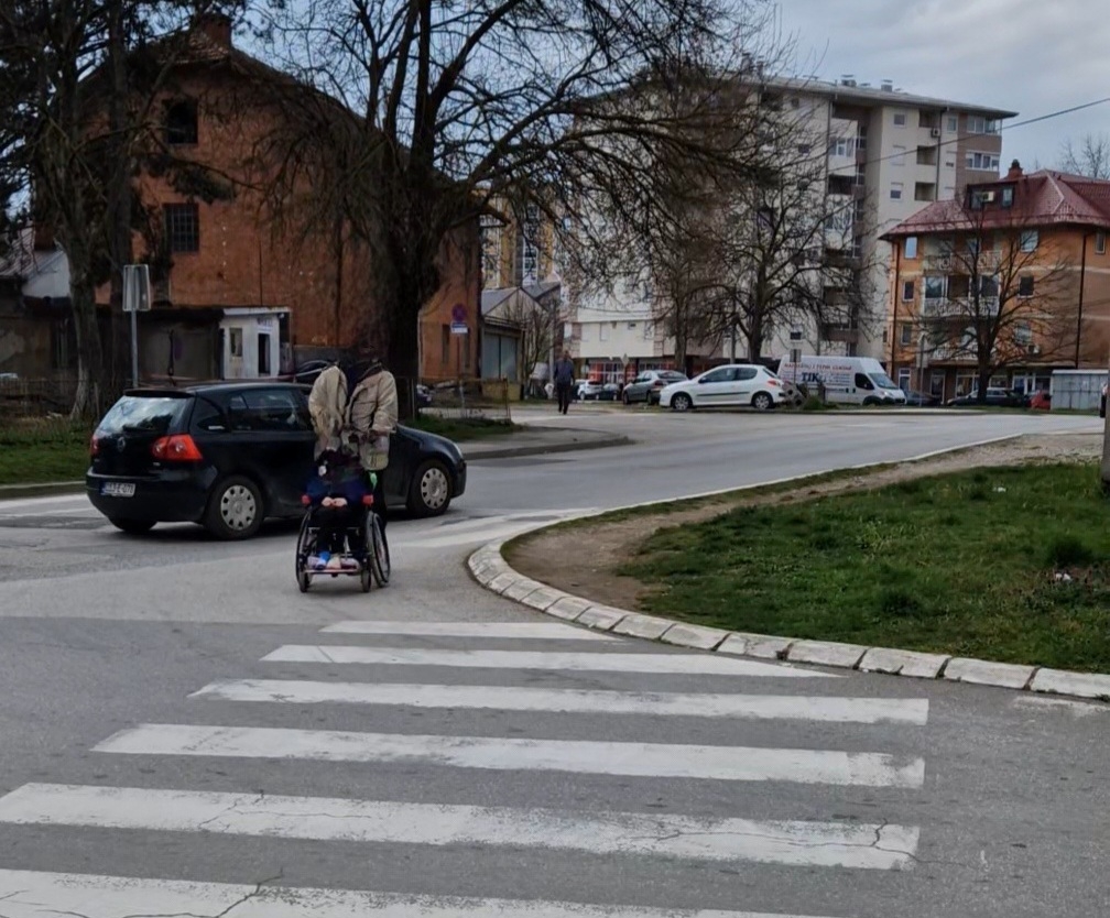 DOBOJSKO NASELJE PIJESKOVI BEZ TROTOARA: Kako doći do svojih domova? (FOTO)