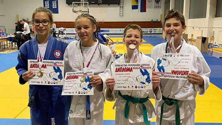 DOBOJ: Džudisti JK Athlete M osvojili 9 medalja i pehar na prvenstvu Srpske (FOTO)