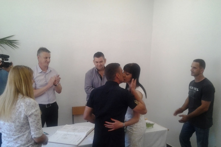 DOBOJ: Vjenčali se u zatvoru