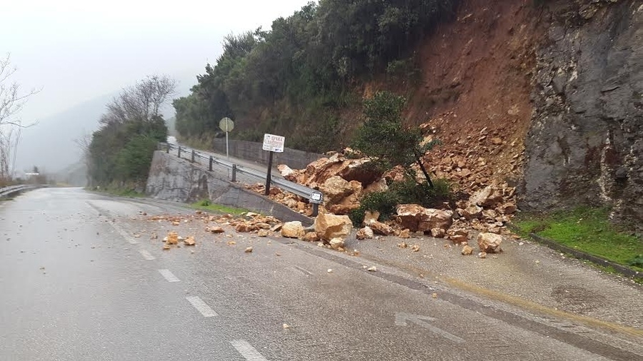 PUTEVI: Magla uz rijeke, česti odroni pored kosina