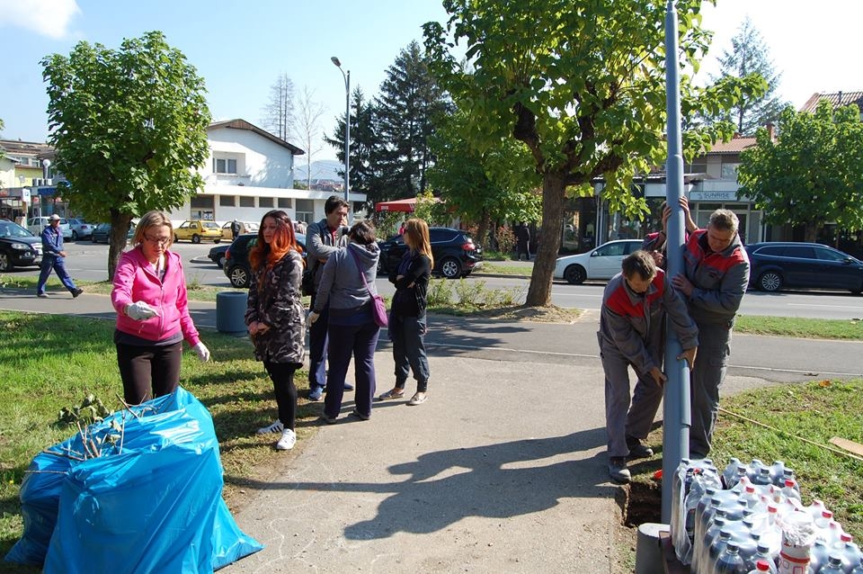 DOBOJSKI SREDNJOŠKOLCI PRIMENILI ZNANJA STEČENA U SAD Mladi lideri uredili „mali“ park