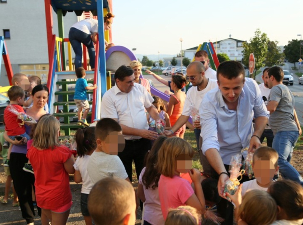 ZLOUPOTREBA DJECE U PREDIZBORNOJ KAMPANJI – Političari časte čokoladicama i novčanicama, ali to nije za slikanje
