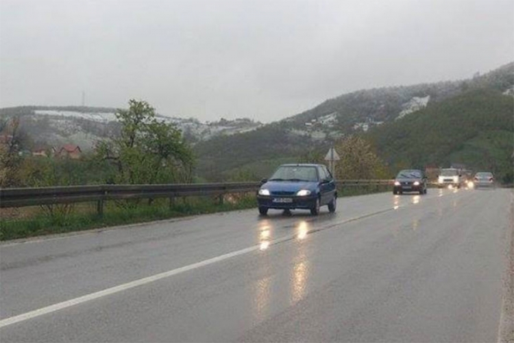 PUTEVI: Prohodnost zadovoljavajuća, kolovozi mjestimično vlažni