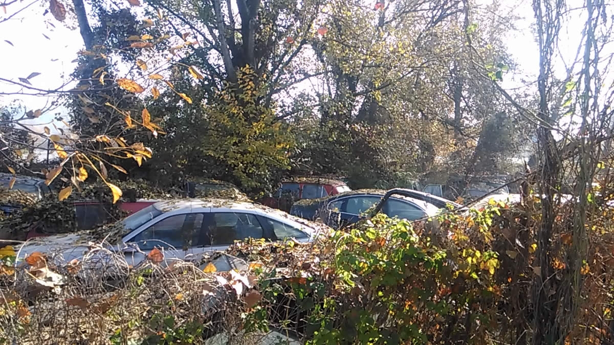 DOBOJ: Ulaz u grad i dalje “ukrašen” automobilskim olupinama (FOTO)